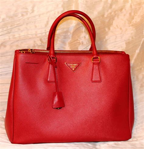 prada borsa vernice bianca e rossa|borse prada.